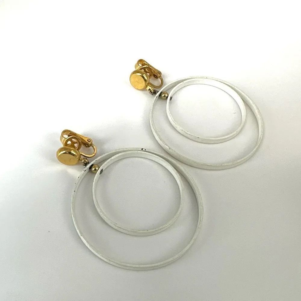 Crown Trifari vintage white double circle clip on earrings